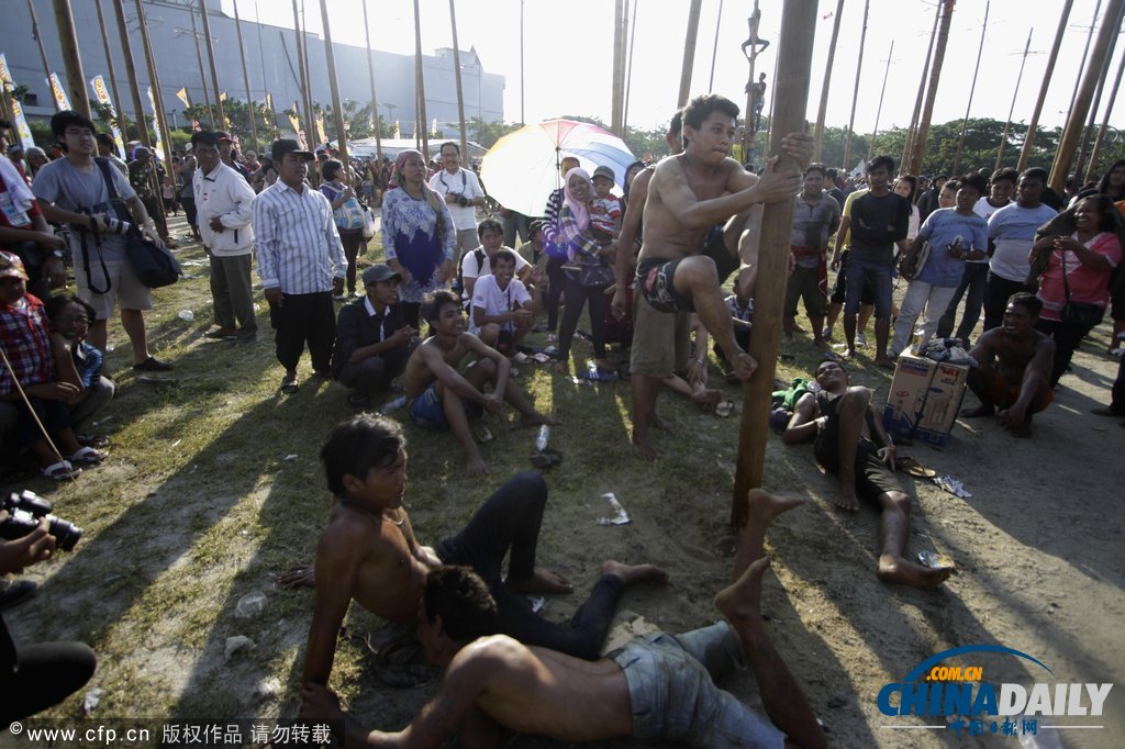 以國家名義狂歡 印尼民眾爬高奪獎慶祝獨立日（圖）