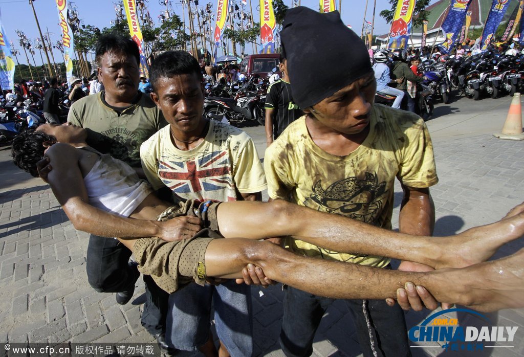 以國(guó)家名義狂歡 印尼民眾爬高奪獎(jiǎng)慶祝獨(dú)立日（圖）