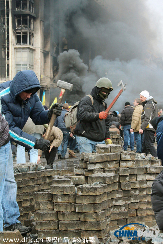 烏克蘭沖突持續(xù)示威者陳尸廣場 總統(tǒng)“休戰(zhàn)”承諾未能兌現(xiàn)