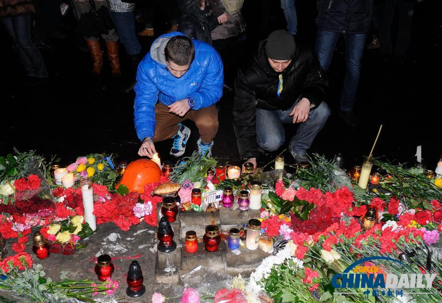 烏克蘭民眾雨中悼念死難者 季莫申科現(xiàn)身獨(dú)立廣場(chǎng)