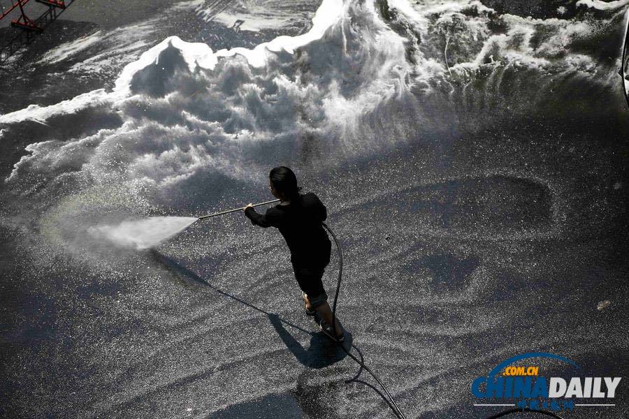 泰國(guó)“封鎖曼谷”行動(dòng)結(jié)束 工人沖刷街道“掀巨浪”