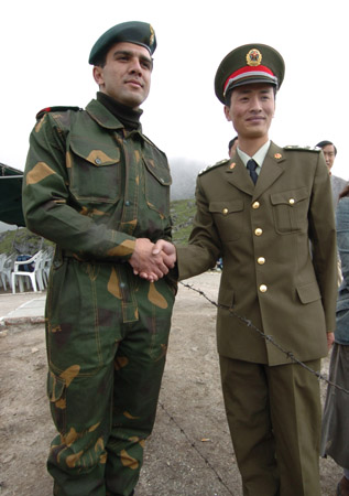 乃堆拉山口兩側的中印邊防軍人