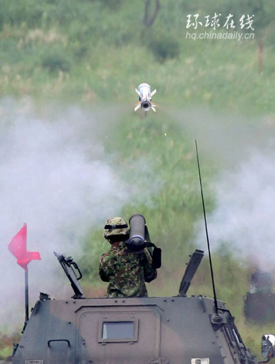 日本自衛(wèi)隊舉行軍演