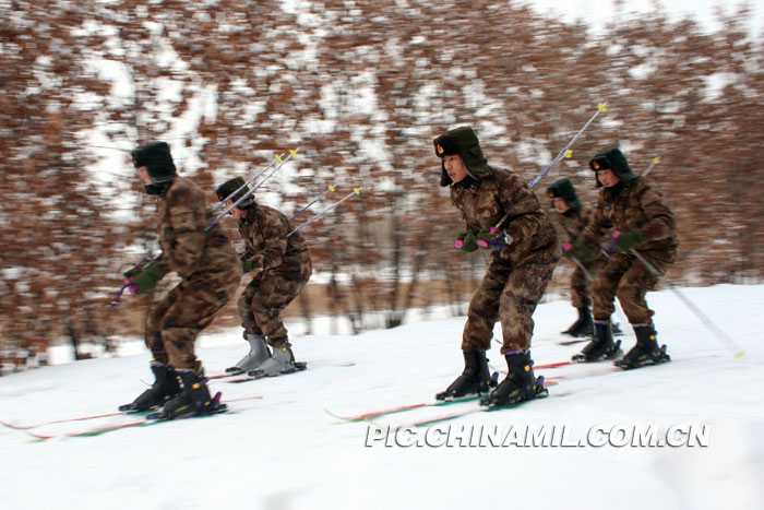 邊防某部機動步兵連冬季體能訓練