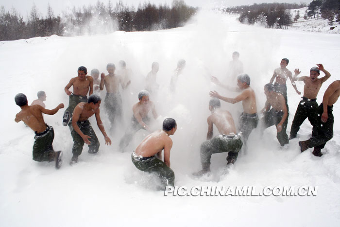 邊防某部機動步兵連冬季體能訓練