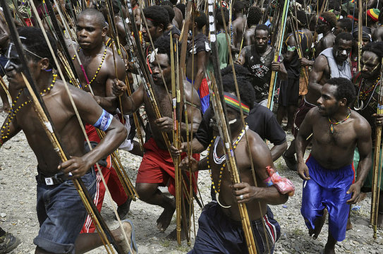 印尼兩村落用原始武器“開(kāi)戰(zhàn)”