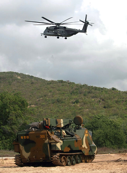 “金色眼鏡蛇”聯合軍演進行登陸演練[組圖]