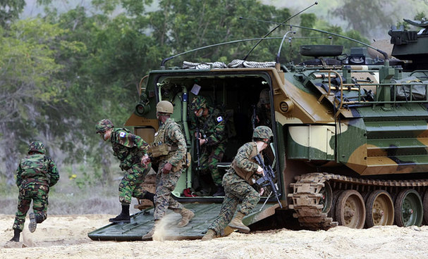 “金色眼鏡蛇”聯(lián)合軍演進(jìn)行登陸演練[組圖]