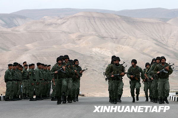 巴勒斯坦安全部隊(duì)學(xué)員在杰里科進(jìn)行演習(xí)