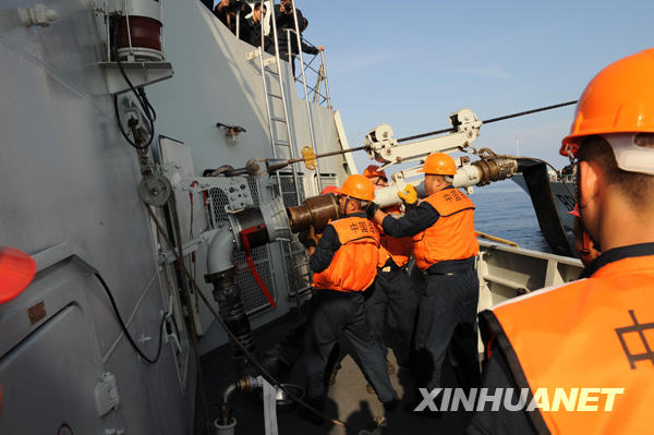 中國海軍第五批護航編隊進行首次海上補給