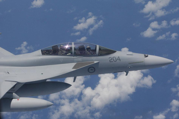 澳空軍首批超級大黃蜂戰機飛越太平洋回國