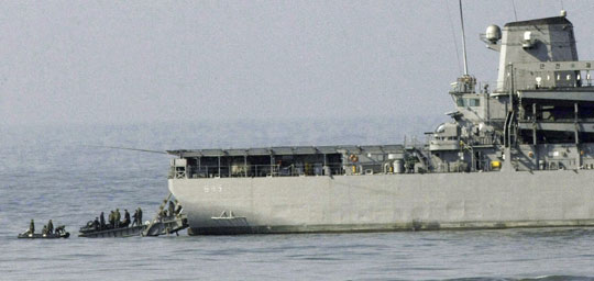 韓國軍方繼續搜救“天安艦”生存者[圖]