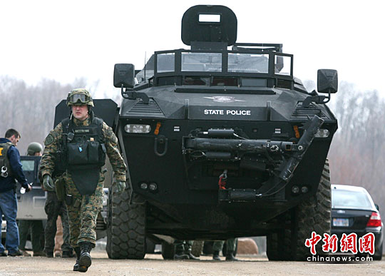 圖：美國動用裝甲車逮捕極端組織成員