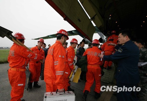空軍出動大型運輸機運送救援人員和設備[組圖]