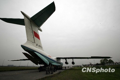 空軍出動大型運輸機運送救援人員和設備[組圖]