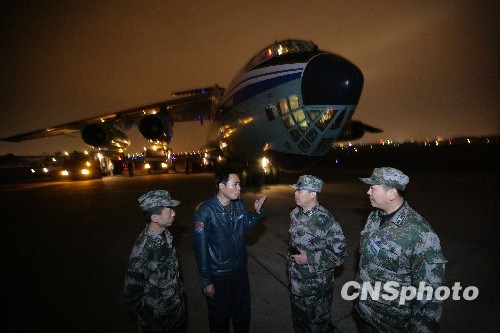 空軍出動大型運輸機運送救援人員和設備[組圖]