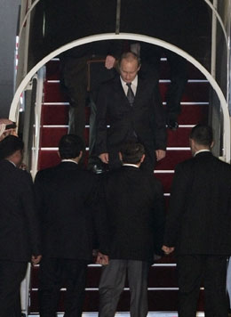 普京抵約旦受“空前”禮遇 國王親自為其開車