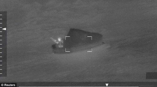 俄貨輪遇風(fēng)浪沉沒 威廉王子駕直升機救援(圖)