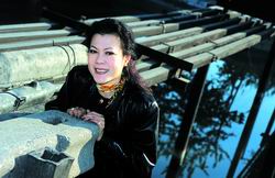 梁寧：歸來的玫瑰騎士(組圖) <br>