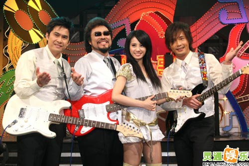 蔡依林表演劈腿滾球動(dòng)作(圖)