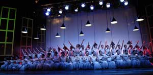 中國雜技團學員為中外觀眾上“第一課”(圖)