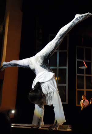 中國雜技團學員為中外觀眾上“第一課”（圖）