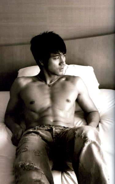 男明星性感寫(xiě)真秀胸肌
