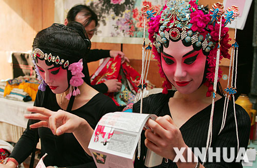 上海：京劇寫真受追捧 京劇復興待時日(組圖)