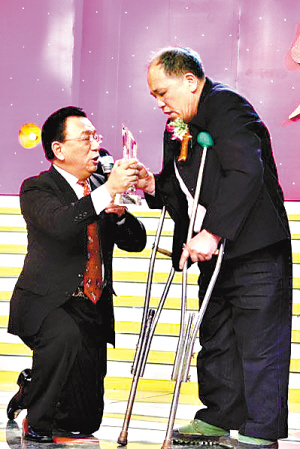侯耀華下跪頒獎給殘疾教師(圖)