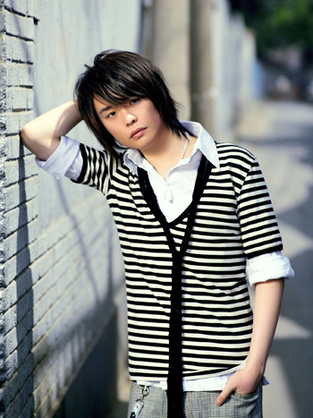 管維嘉推出首張專輯-《愛比雪更冷》(圖)