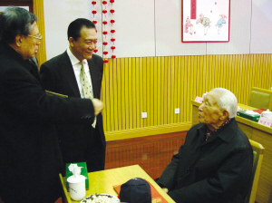 實地探訪生前工作地 講述最真實的侯耀文(圖) <br>