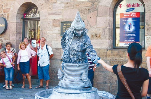 德國街頭探奇:扮雕塑博美女青睞 胸口碎大石(圖)