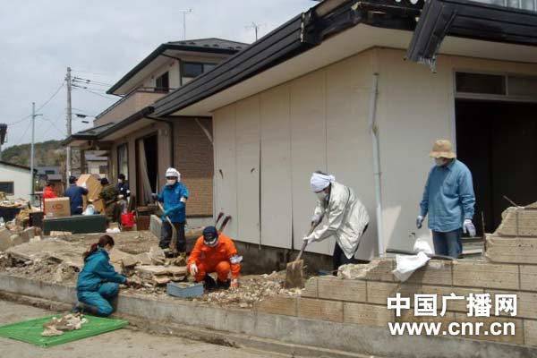 溫家寶向日本震區遇難者獻花 稱將繼續支持重建