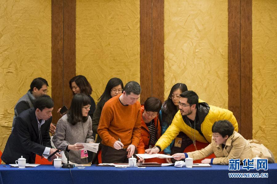 兩會花絮：求簽名