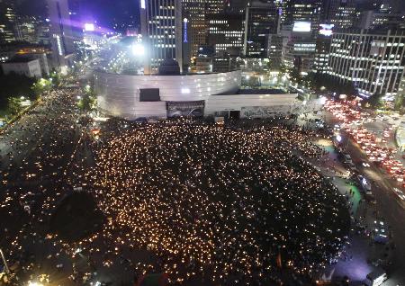 盧武鉉葬禮隆重數十萬人送行 李明博獻花遭高聲抗議