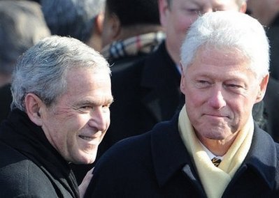 布什、克林頓卸任后首度同臺(tái)演講 一團(tuán)和氣