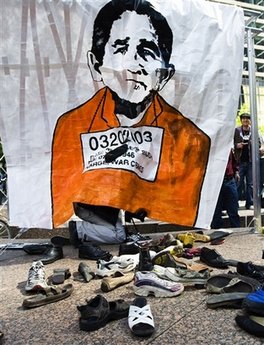 布什、克林頓卸任后首度同臺(tái)演講 一團(tuán)和氣