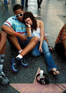 有人在Twitter上偽裝英外長悼念杰克遜