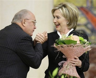 希拉里批評俄美政府冷戰(zhàn)陰魂不散 博得俄大學生好感