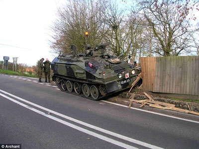 英軍發生雷人交通事故 裝甲車撞壞民宅拋錨