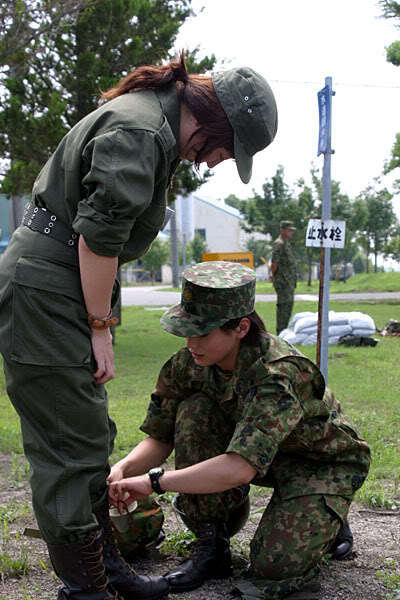 日本陸上自衛隊請模特拍宣傳海報提升形象