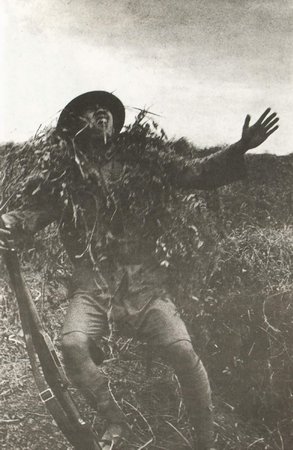 1915-1945年極具震撼力的戰(zhàn)爭(zhēng)新聞?wù)掌?/></a></p>

<p>　　朱文海是一位參軍僅半年的新兵。在一次追剿一小股竄至國(guó)民黨軍后方陣地的日軍偵察兵時(shí)，被一顆子彈擊中腹部。他受傷的一瞬間被隨軍記者照了下來(lái)。以后朱文海的命運(yùn)無(wú)人知曉。(中國(guó) 1939年)</p>

<br/>
(來(lái)源： 新華博客)</div>
</div>

<div width=