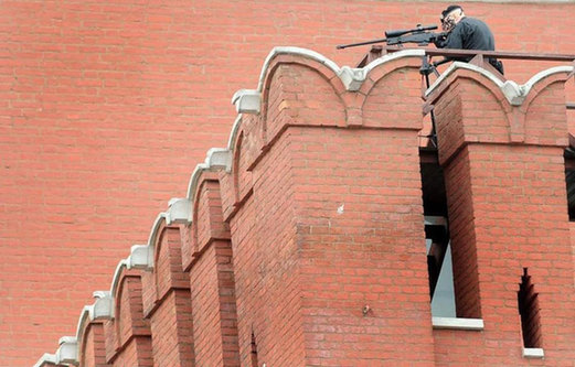 俄軍警派狙擊小組在紅場(chǎng)制高點(diǎn)架槍警戒