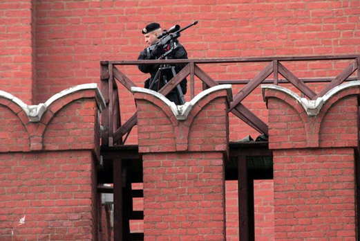 俄軍警派狙擊小組在紅場(chǎng)制高點(diǎn)架槍警戒