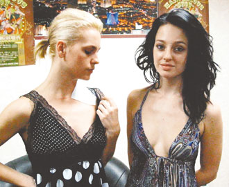 臺北男警狂拍外籍女舞者胸臀 并抓傷其胸口(圖)