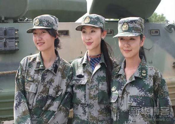 軍營里迎來30名模特