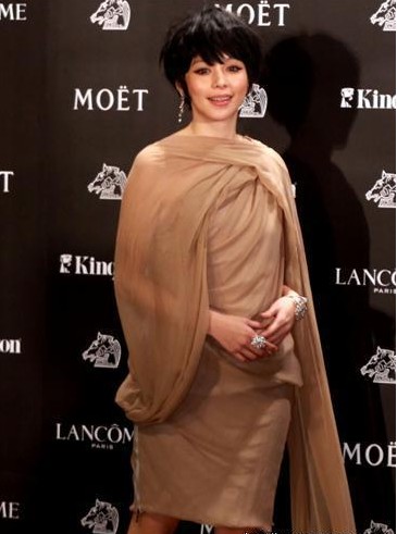 組圖：徐若瑄裸色長裙走金馬紅毯 俏皮短發(fā)曬鉆戒