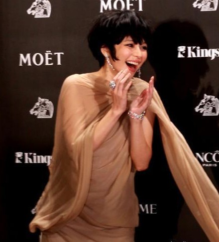 組圖：徐若瑄裸色長裙走金馬紅毯 俏皮短發(fā)曬鉆戒