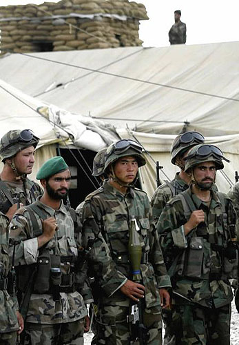 阿政府軍與塔利班激戰(zhàn) 增援米-17慘撞樹[圖]