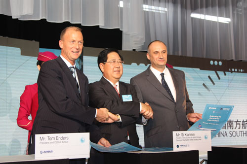 空中客車公司向南航交付中國首架A380飛機